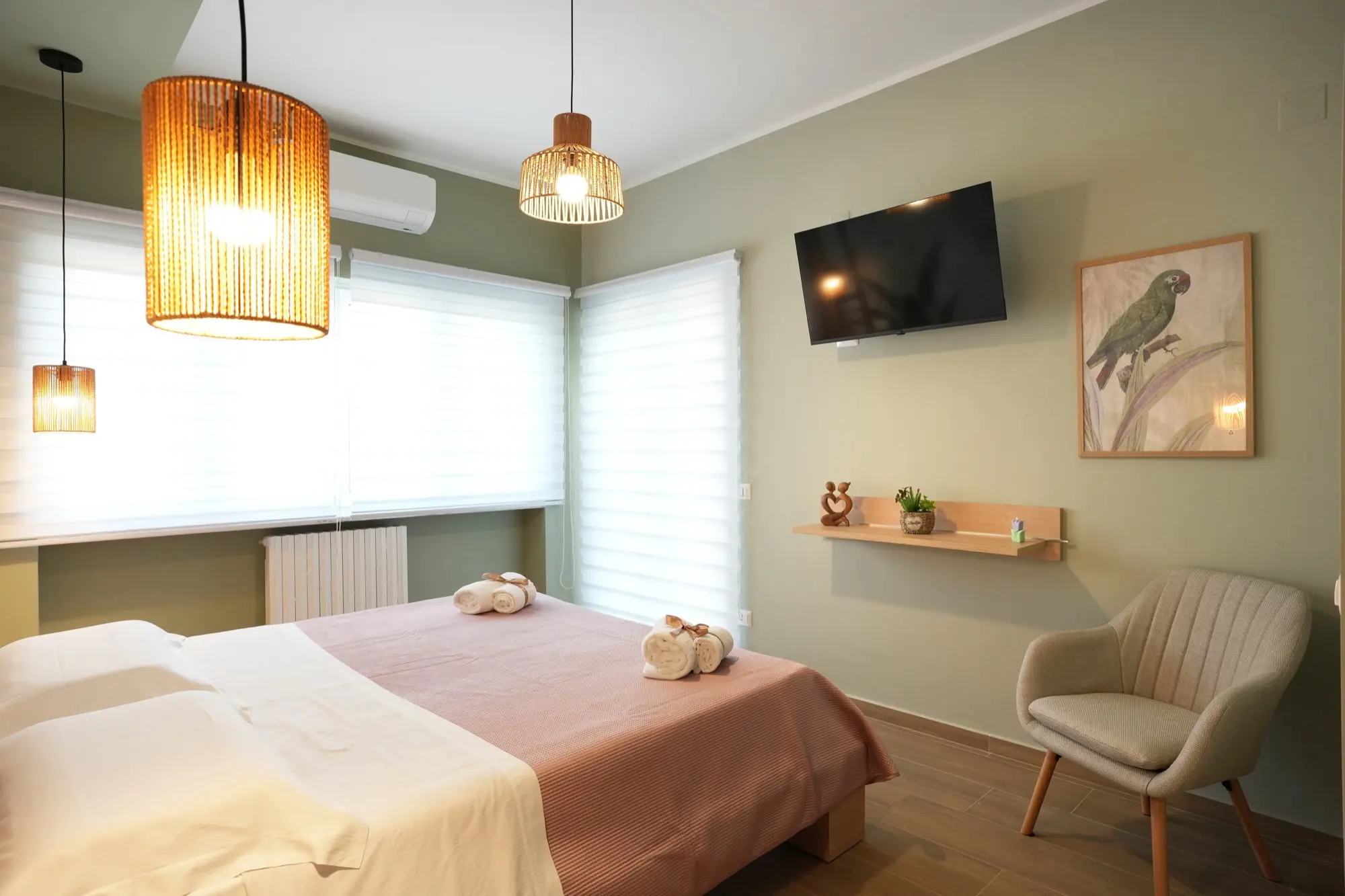 Suite Oasi dai toni verdi con letto matrimoniale e dettagli naturali