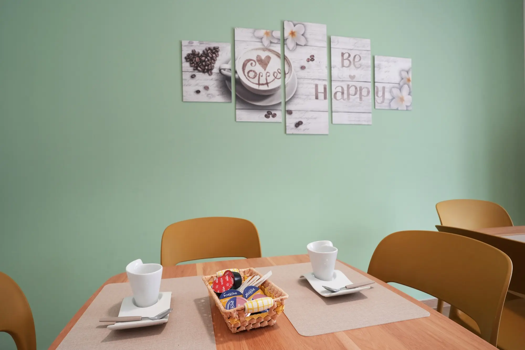Tavolo apparecchiato per la colazione