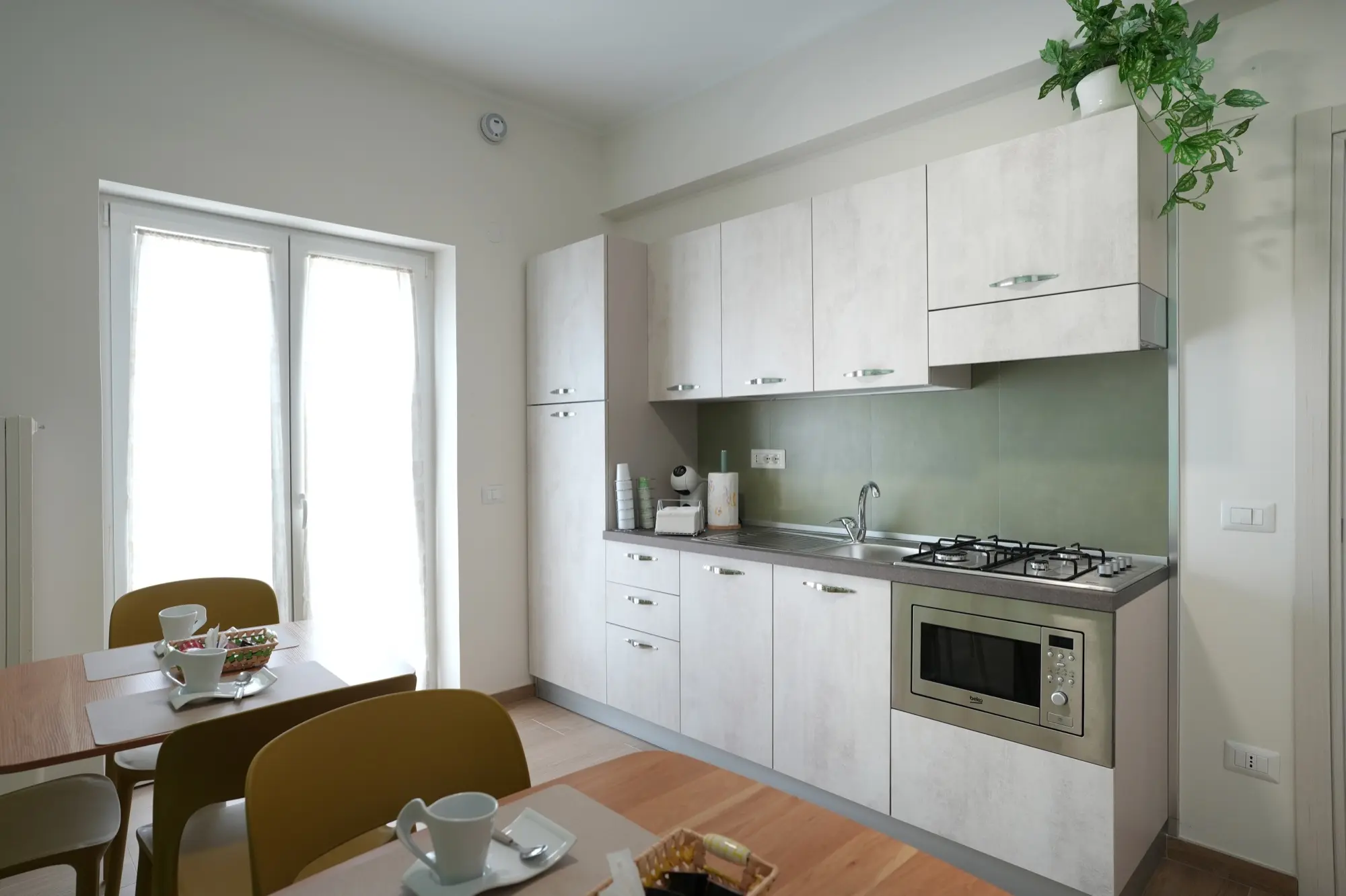 Cucina comune moderna e attrezzata