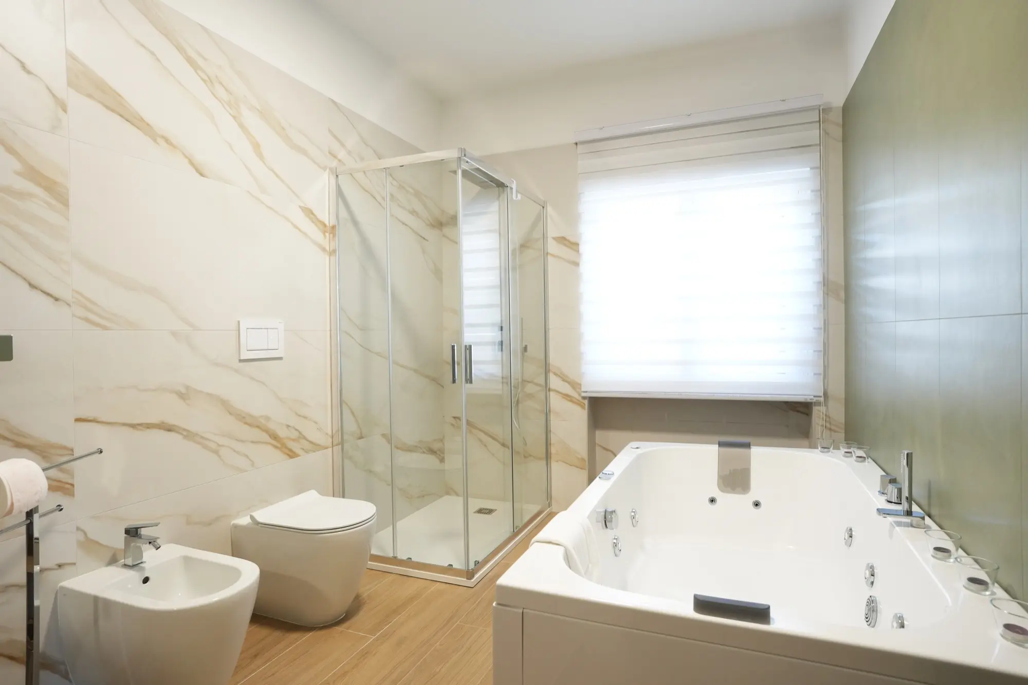 Bagno della Suite Oasi con vasca idromassaggio e doccia