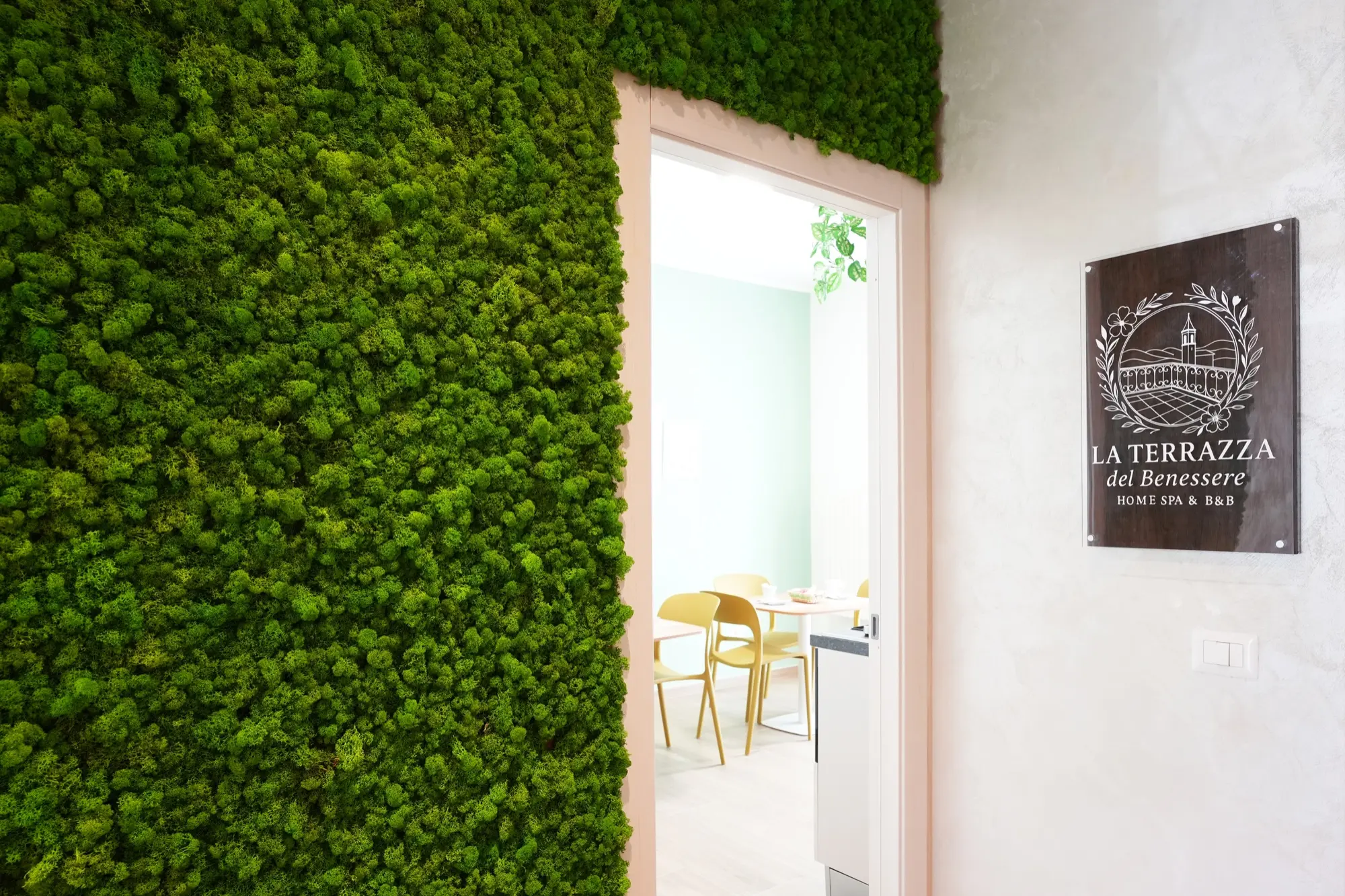 Ingresso della struttura con parete verde e insegna La Terrazza del Benessere